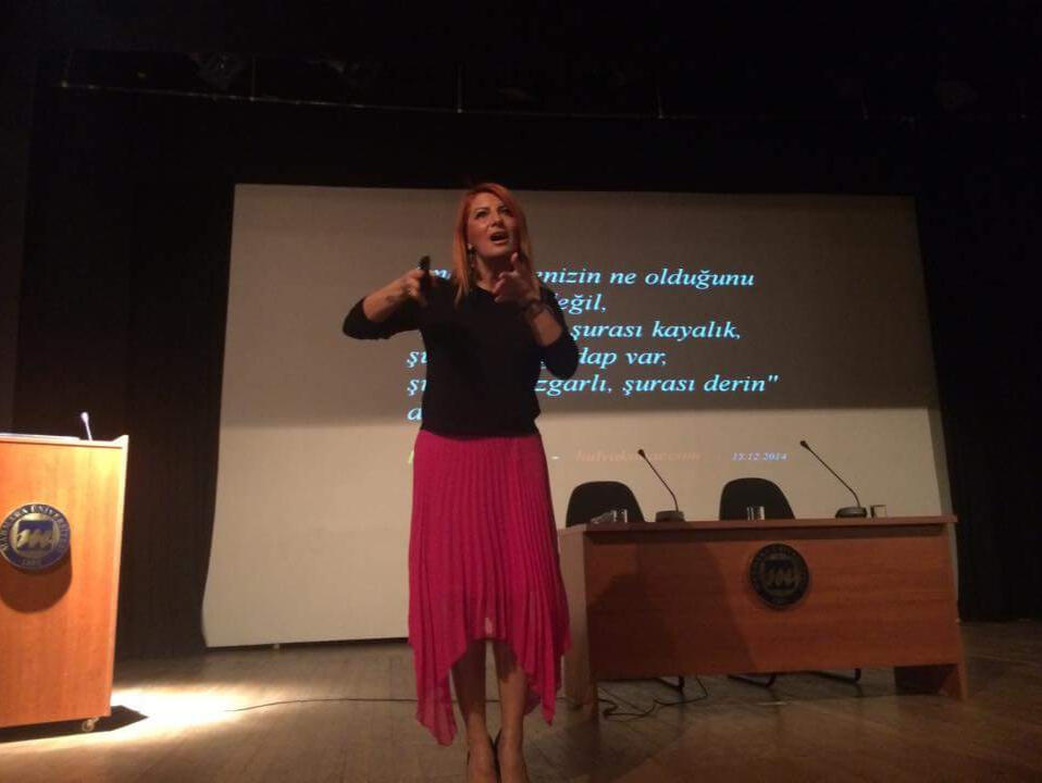 Fonksiyonel sağlık, pozitif psikoloji ve iş geliştirme alanlarında uzman. Eğitim, danışmanlık ve içerik üretimleriyle bireylerin ve kurumların dönüşümünü destekler.